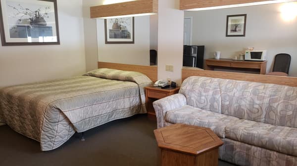 Deluxe 1 Queen Bed with  Couch ( No Pets allow )