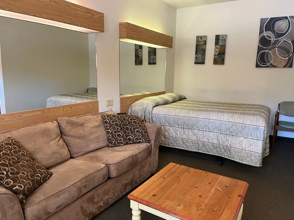 Deluxe 1 Queen Bed with  Couch ( No Pets allow )
