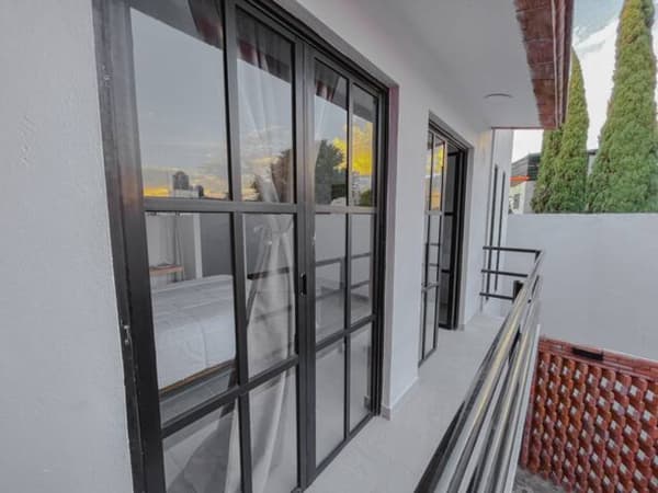 R6 · Hermosa hab con balcón / Doble Ventanal