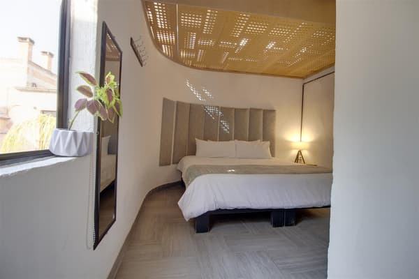 Punto 6 - Cama King Size, planta alta. 