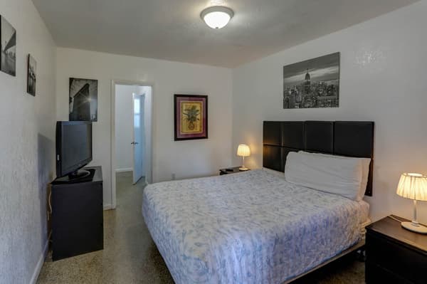 000 - Hotel Room