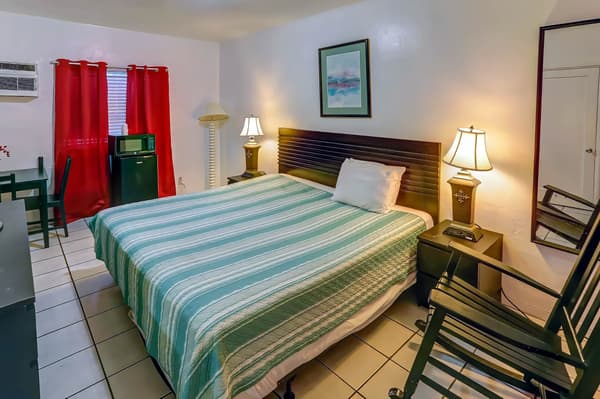 100 - Hotel Room