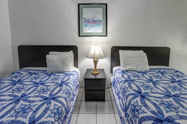 100 - Hotel Room