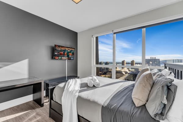 Luxe 3BR Condo CN Tower W/Parking