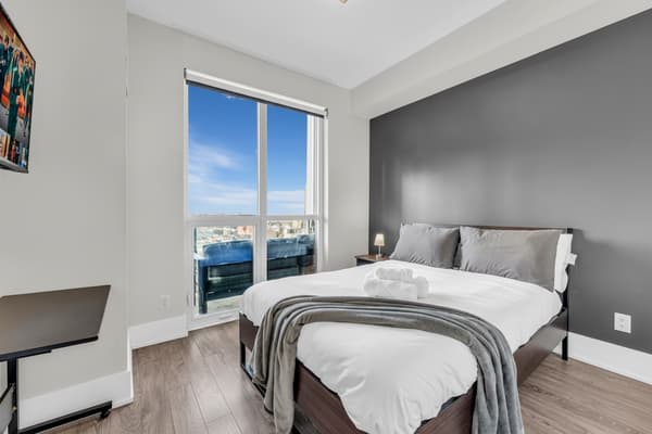 Luxe 3BR Condo CN Tower W/Parking