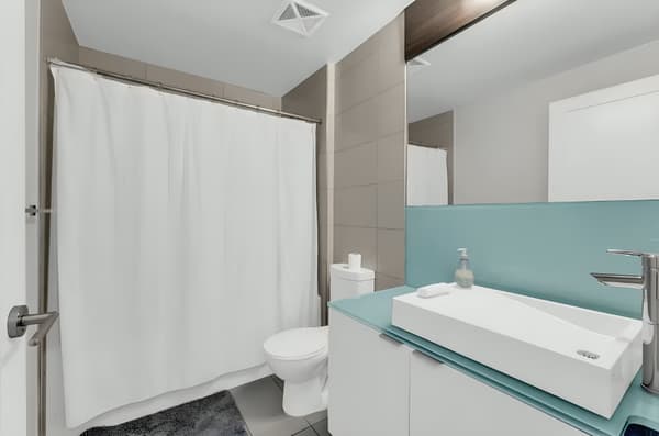 Luxe 3BR Condo CN Tower W/Parking