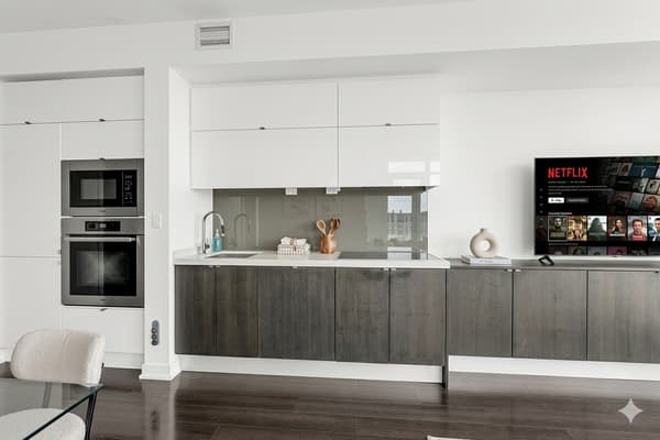 2 Bedroom Beautiful Condo with CN Tower View