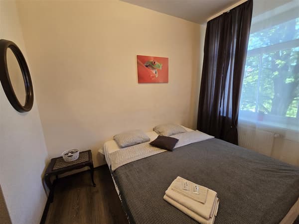 S6 Orange studio apartment