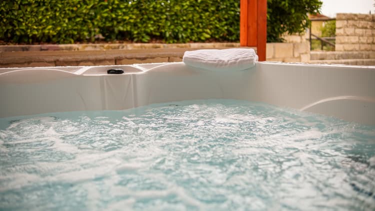 Malacala con vasca idromassaggio