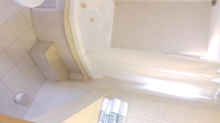 211 Queen Room with Spa Bath