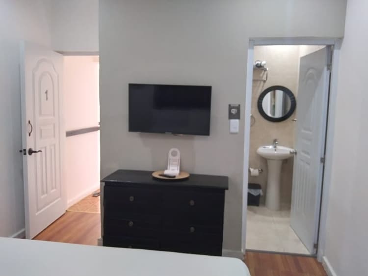 R-3 Classic Single Queen Room