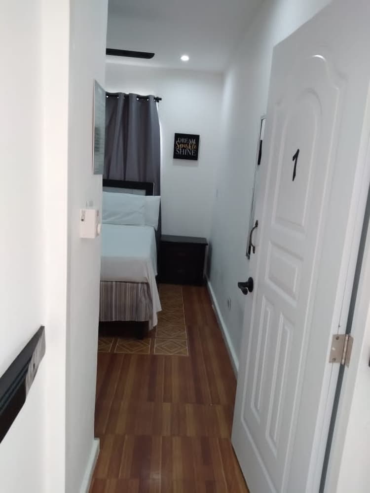 R-3 Classic Single Queen Room