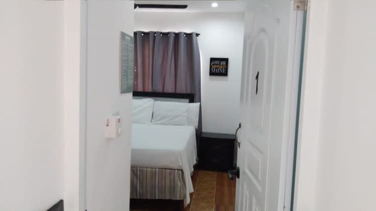 R-3 Classic Single Queen Room