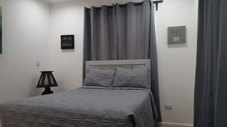 R4-Classic Single Queen Room