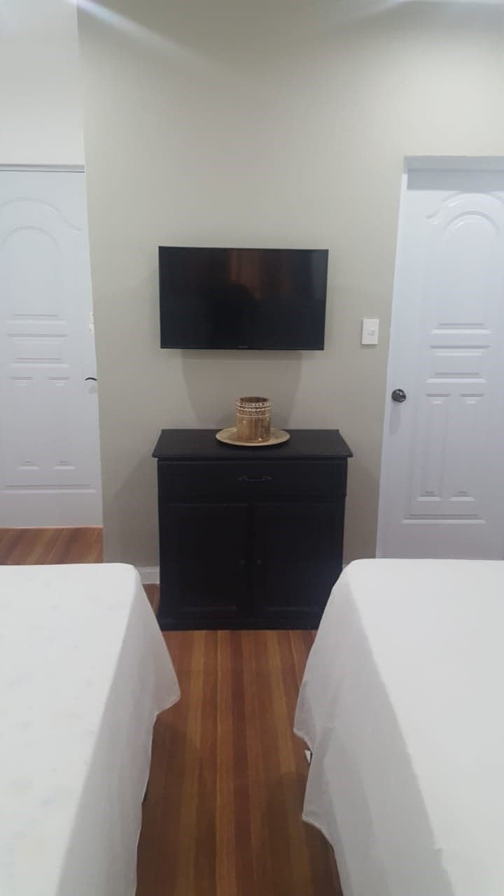 R5-Classic Single Queen Room