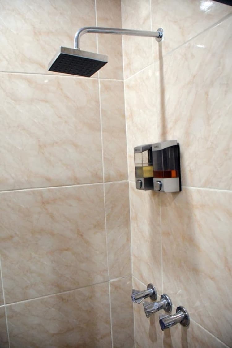 R6-Classic Single Queen Room