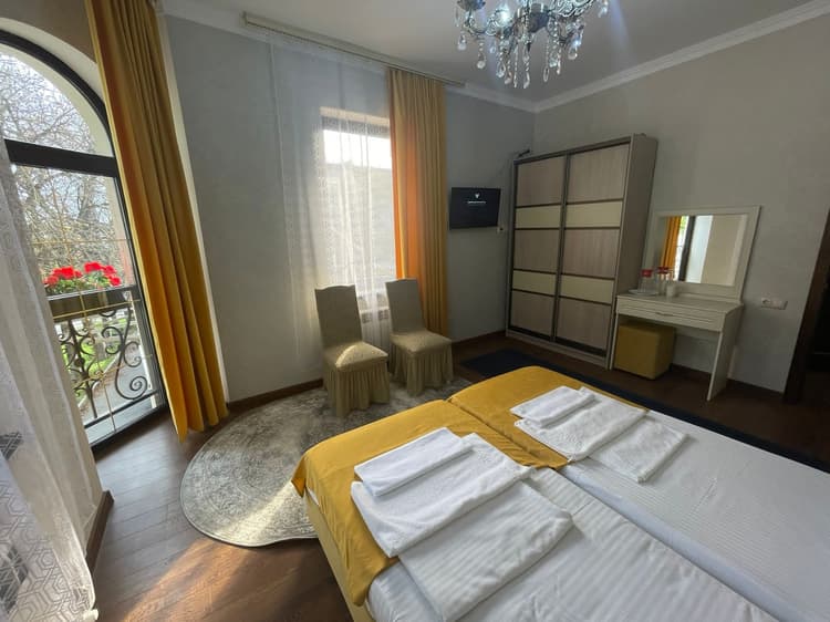 ГД "Роза Кавказа" №1 Двухкомнатный черырехместный номер 2-й этаж