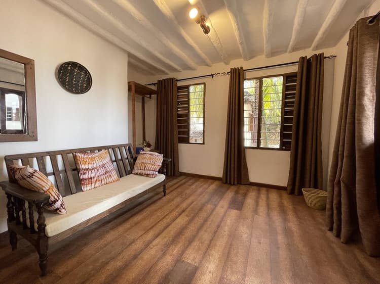 Nyeupe: Beachfront bungalow with 1 double bed and a bunk bed