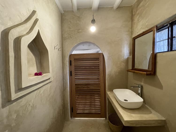 Nyeupe: Beachfront bungalow with 1 double bed and a bunk bed