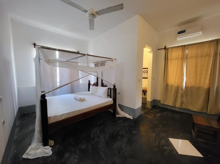 Hiliki House in the village