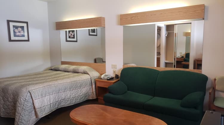 Deluxe 1 Queen Bed with  Couch ( No Pets allow )