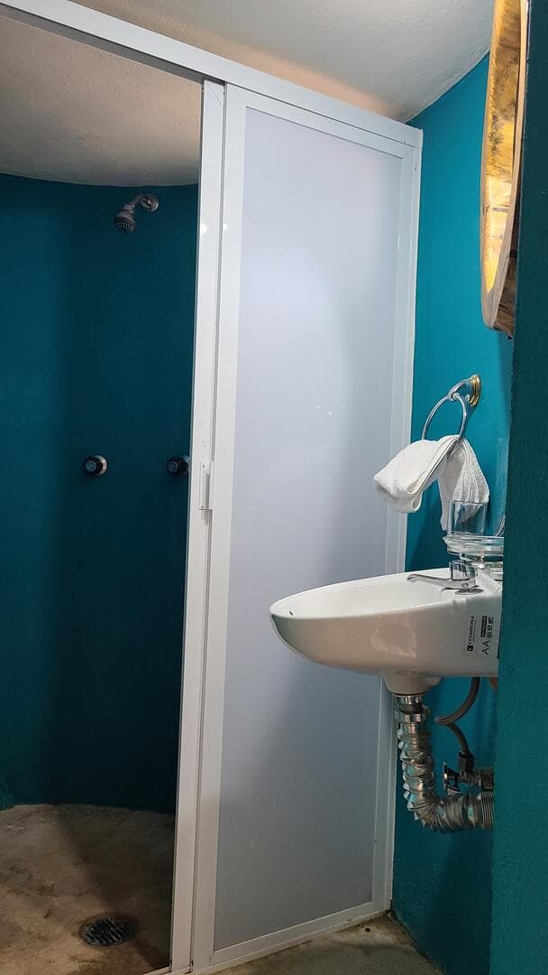 Pez · Habitación privada con baño, cerca playa la punta Brisas de Zicatela