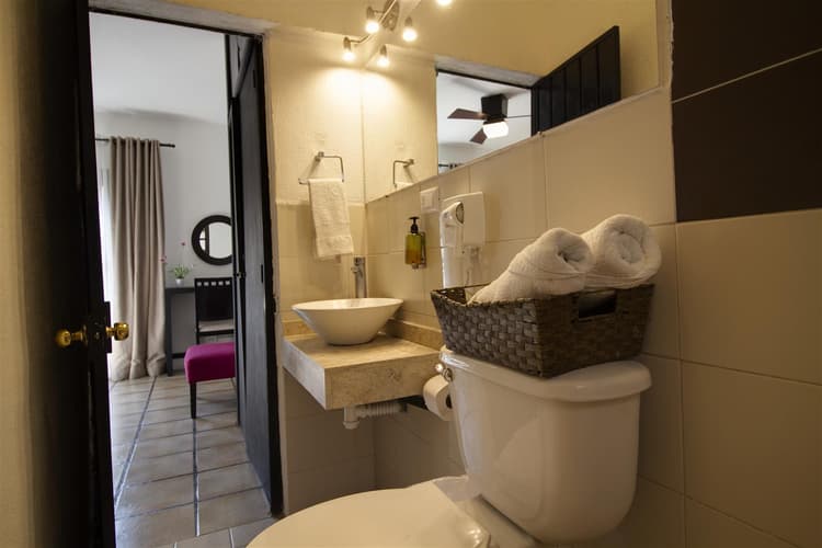 Punto 2 - Habitacion 1 cama king-size, aire acondicionado, planta alta.