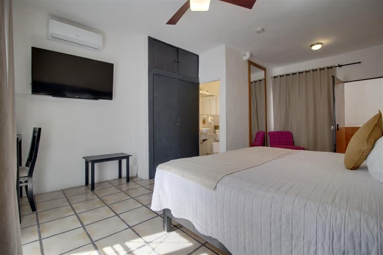 Punto 2 - Habitacion 1 cama king-size, aire acondicionado, planta alta.