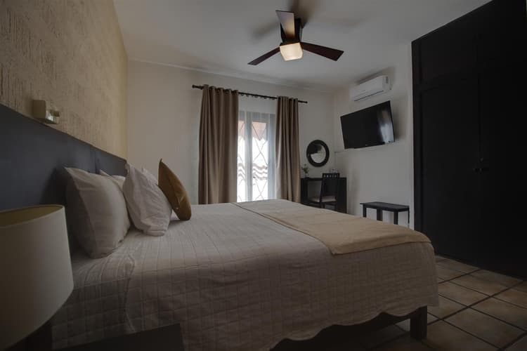 Punto 2 - Habitacion 1 cama king-size, aire acondicionado, planta alta.