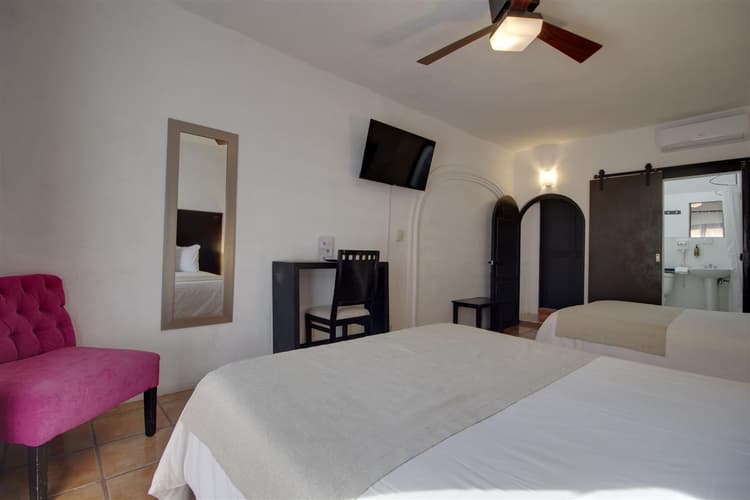 Punto 5 - Habitacion 2 camas matrimoniales, aire acondicionado, planta alta.