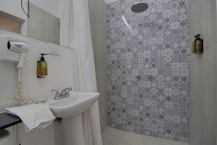 Punto 5 - Habitacion 2 camas matrimoniales, aire acondicionado, planta alta.