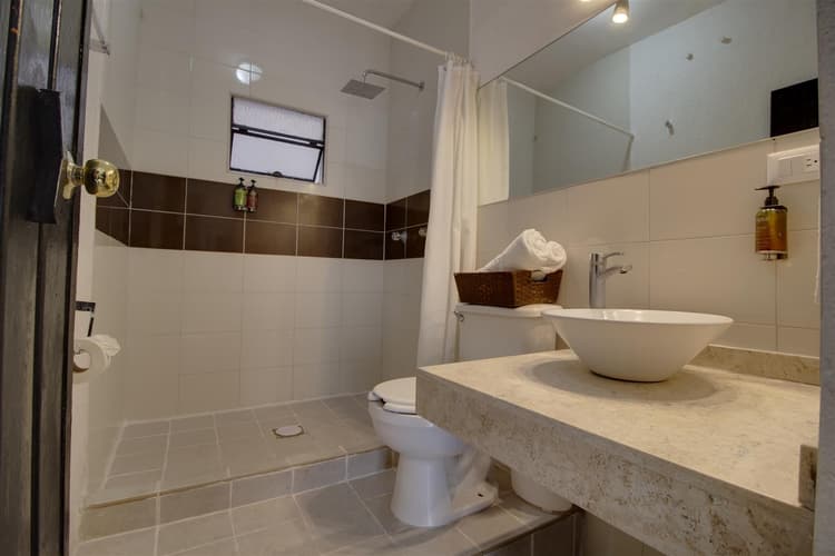 Punto 3 - Habitacion 2 camas matrimoniales, aire acondicionado, planta alta.