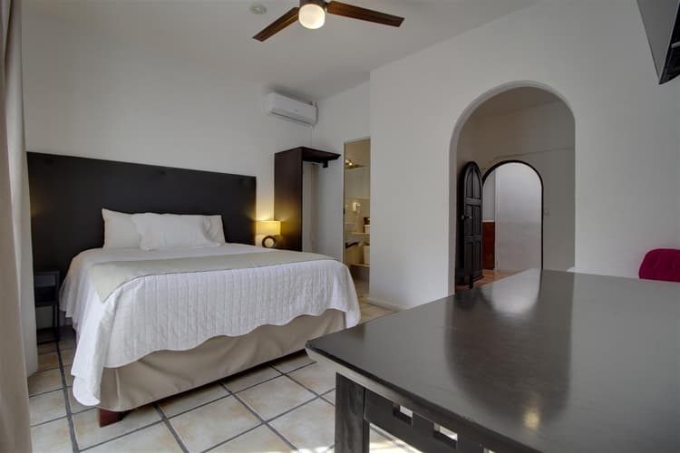 Punto 4 - Habitacion 1 cama queen y 1 individual, aire acondicionado, planta alta.