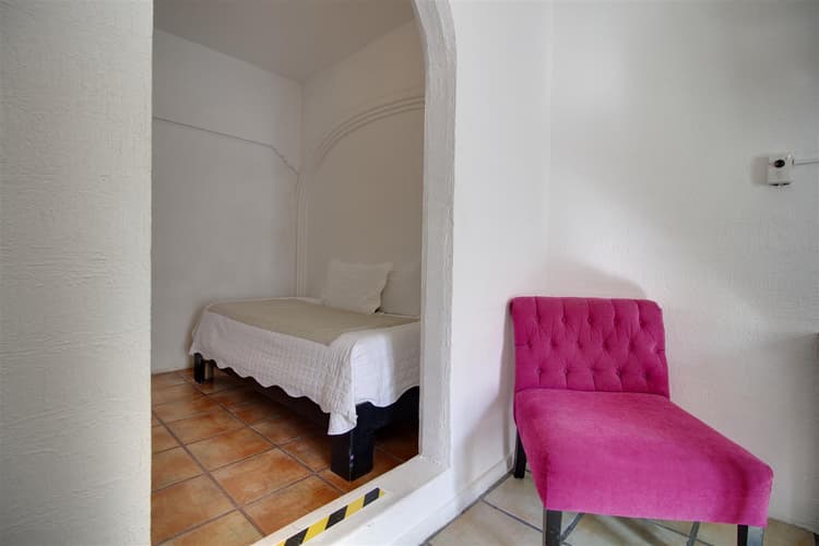 Punto 4 - Habitacion 1 cama queen y 1 individual, aire acondicionado, planta alta.