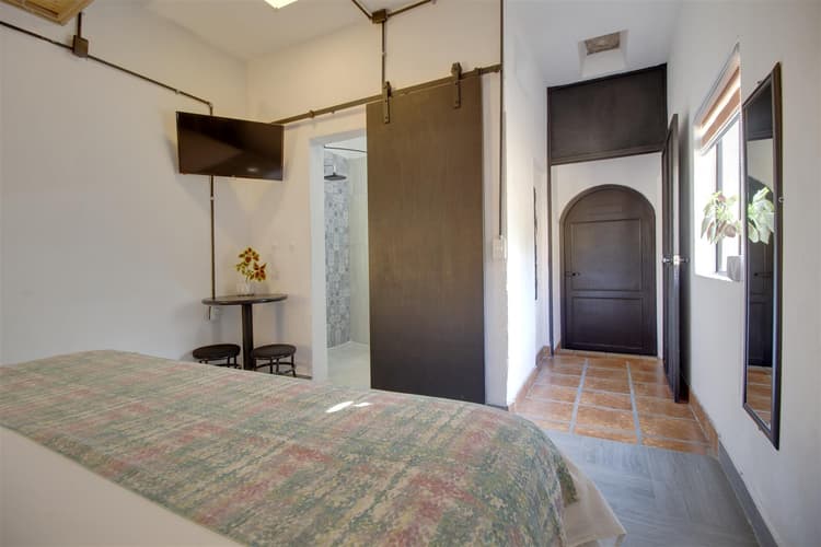 Punto 6 - Cama King Size, planta alta.