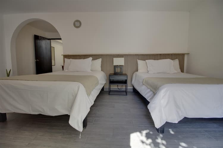 Punto 7 - Habitacion 2 camas matrimoniales y 1 Individual, planta baja.