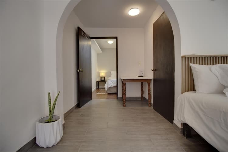 Punto 7 - Habitacion 2 camas matrimoniales y 1 Individual, planta baja.