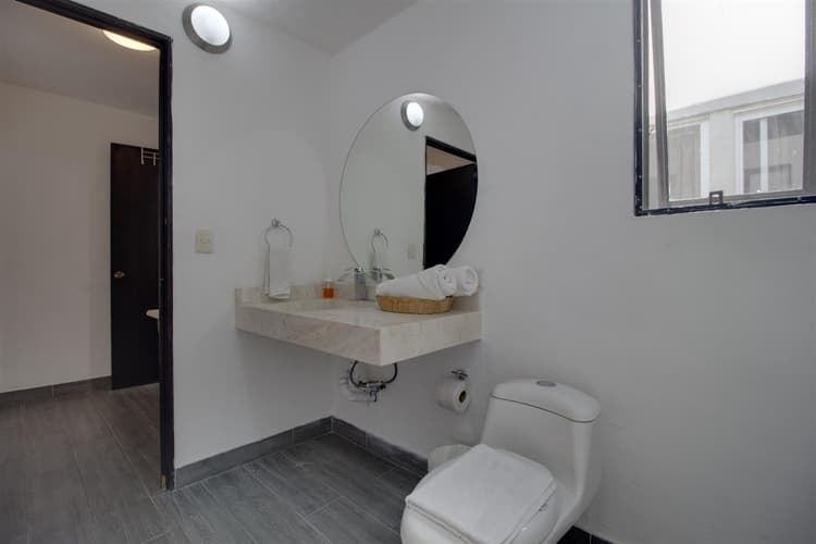 Punto 7 - Habitacion 2 camas matrimoniales y 1 Individual, planta baja.