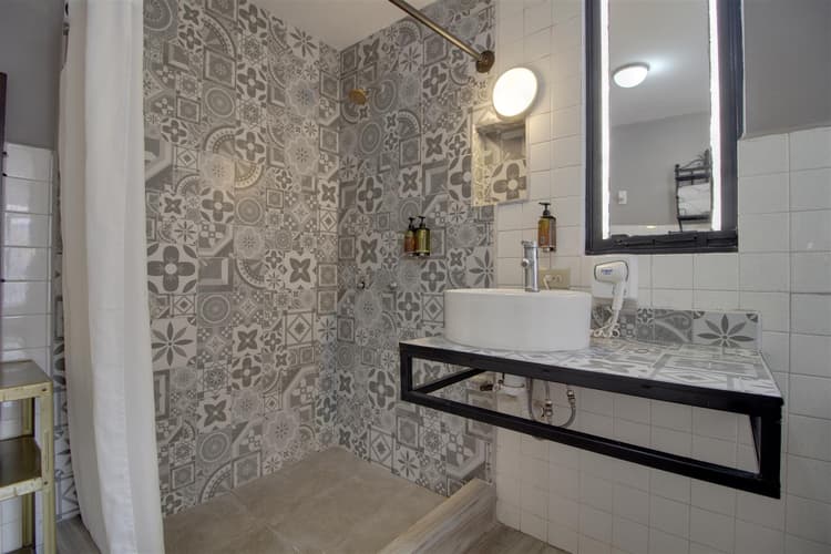 Mariela- Habitacion 2 matrimoniales  y 1 Individual, planta alta, aire acondicionado.