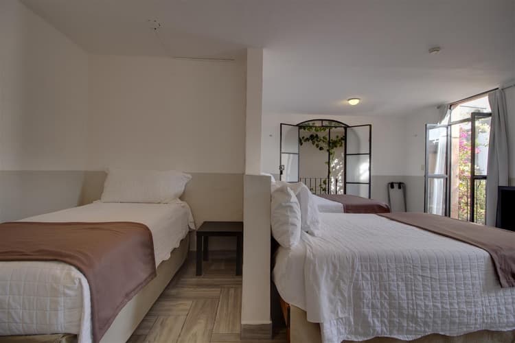 Mariela- Habitacion 2 matrimoniales  y 1 Individual, planta alta, aire acondicionado.