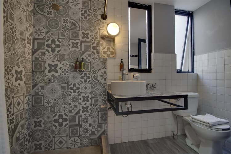 Mariela- Habitacion 2 matrimoniales  y 1 Individual, planta alta, aire acondicionado.