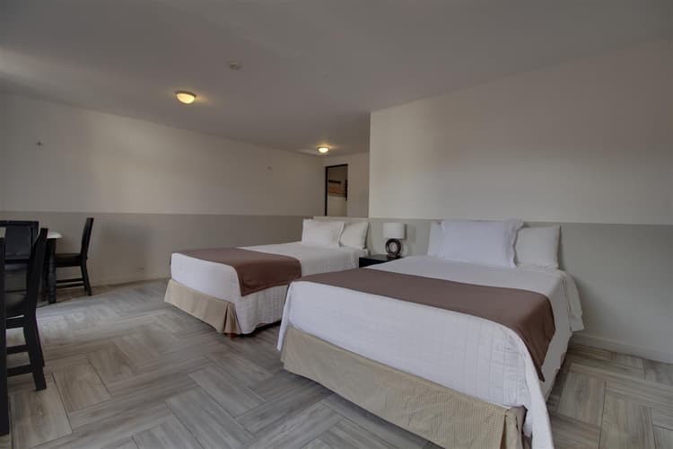 Mariela- Habitacion 2 matrimoniales  y 1 Individual, planta alta, aire acondicionado.