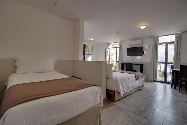 Mariela- Habitacion 2 matrimoniales  y 1 Individual, planta alta, aire acondicionado.