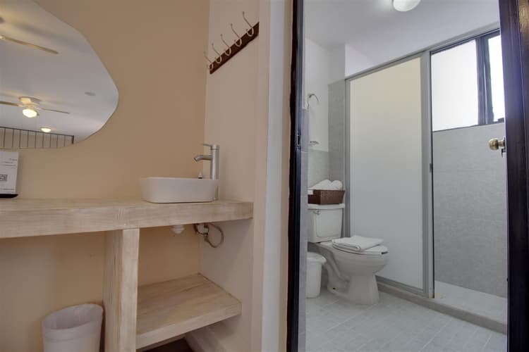 Saab- Habitacion 1 cama matrimonial y  3 Individuales, planta alta.