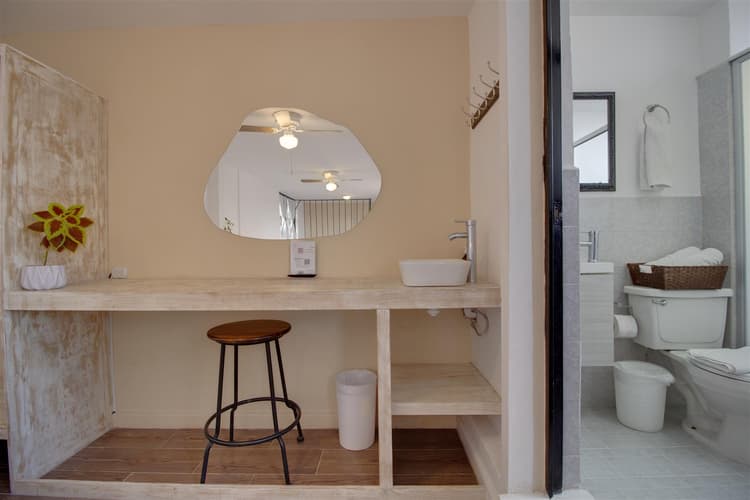 Saab- Habitacion 1 cama matrimonial y  3 Individuales, planta alta.