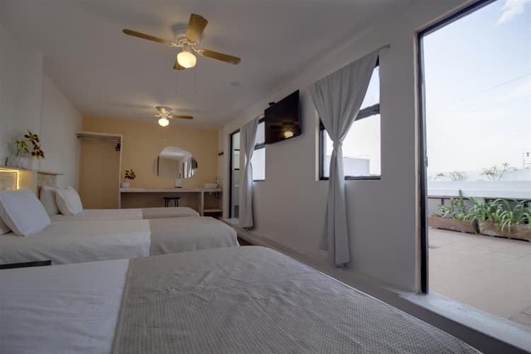 Saab- Habitacion 1 cama matrimonial y  3 Individuales, planta alta.