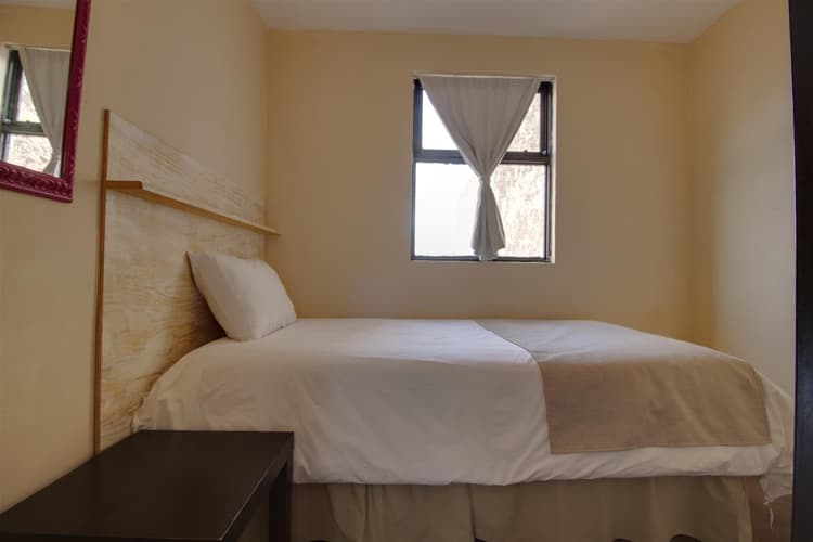 Saab- Habitacion 1 cama matrimonial y  3 Individuales, planta alta.