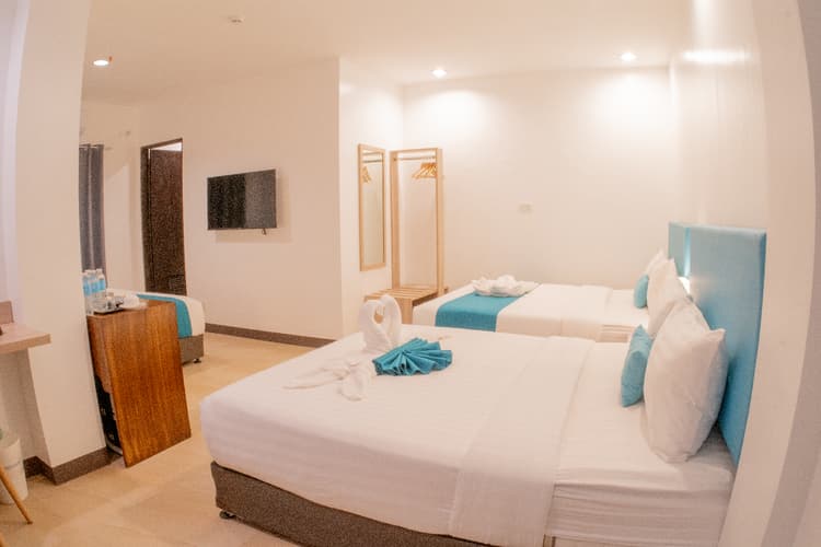 Family room with Breakfast for 6