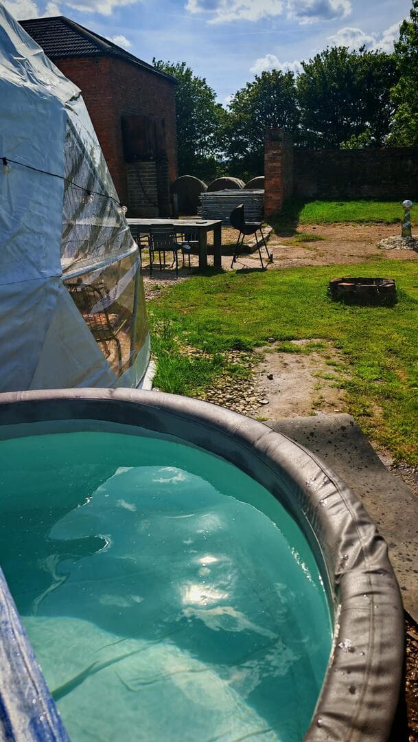 5 Star Dome Hottub Firepit BBQ