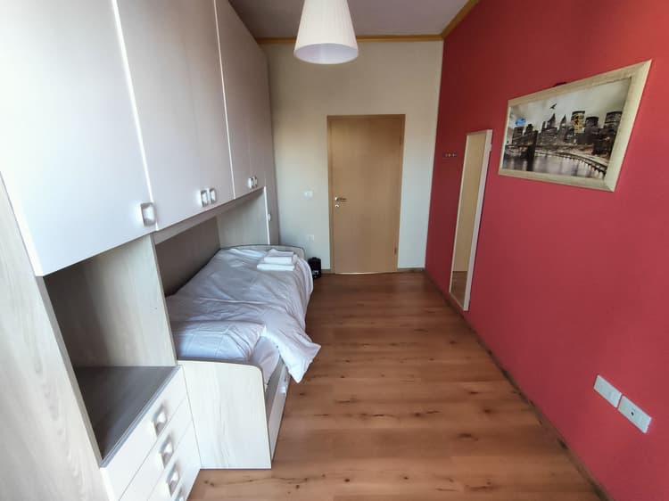 Twin room with shared bathroom